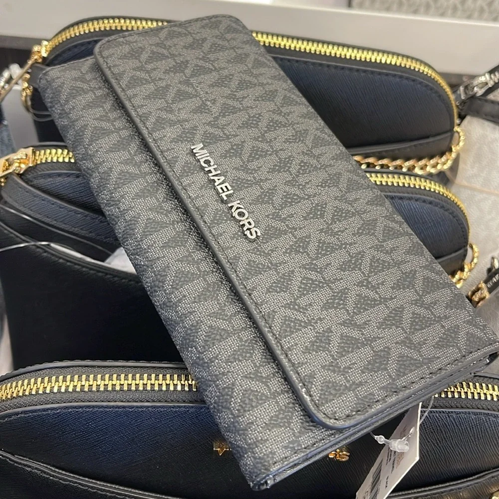 Michael Kors Jet Set Large Signature Logo Tri-Fold Wallet
Black 
NWT - Picture 10 of 16